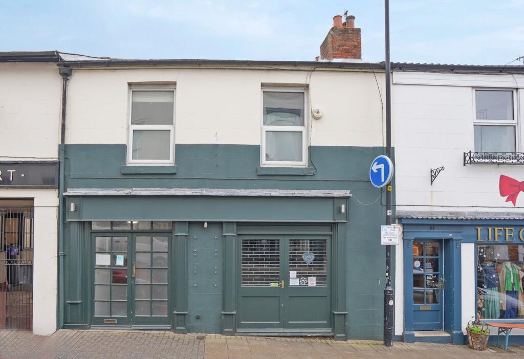 Main image of property: 37 Park Street, Leamington Spa, CV32 4QN