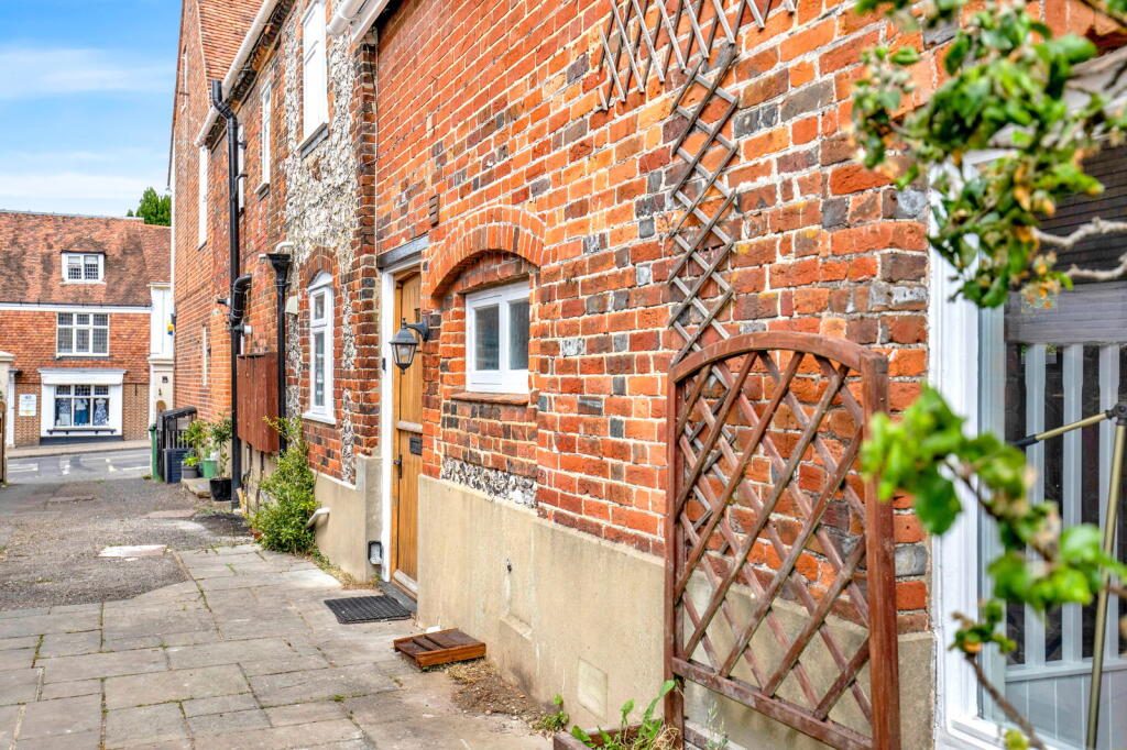 Main image of property: West Street, Alresford, SO24 9AB