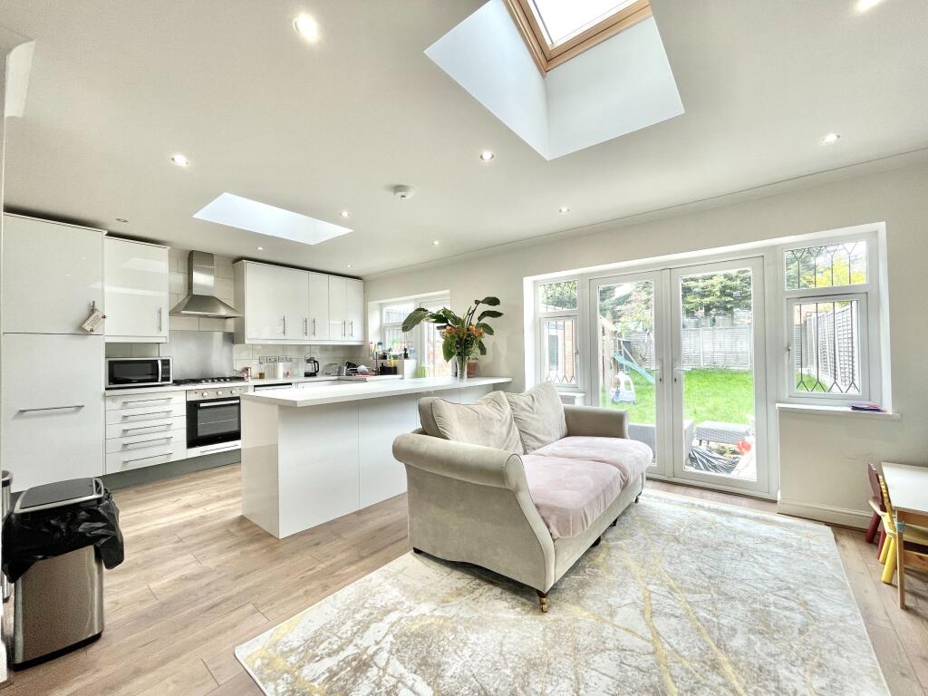 Main image of property: Cissbury Ring South, London