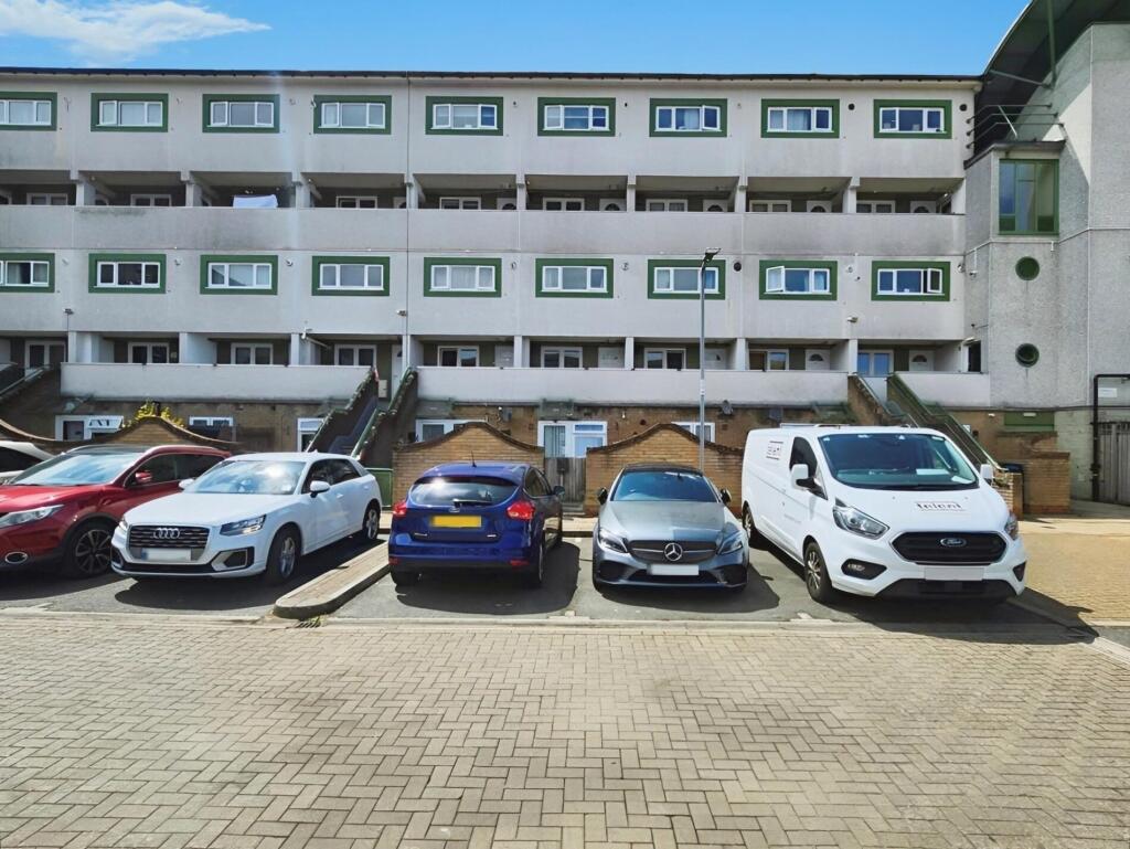 Main image of property: 2-Bedroom Maisonette For Sale, IG7