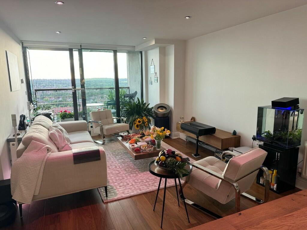 Main image of property: Kingsway, London, N12