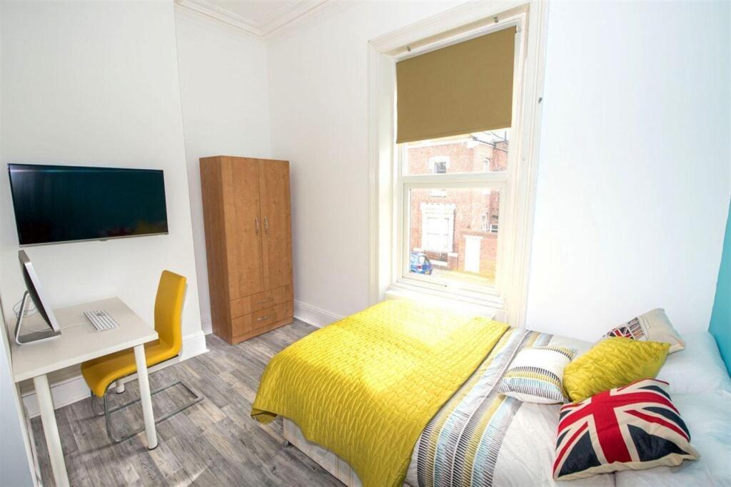 Main image of property: 6 bedroom House Share in SUNDERLAND