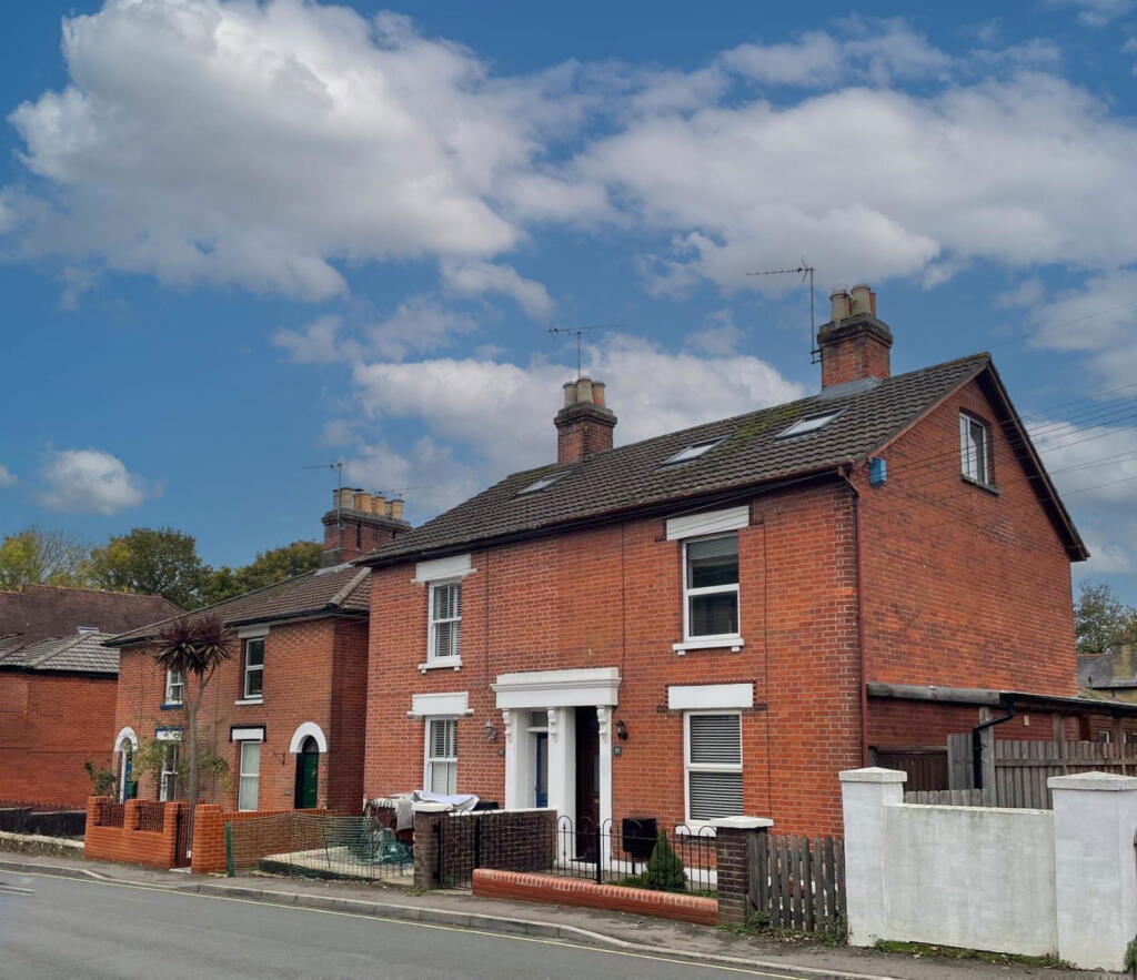 Main image of property: South Street, Hythe, Southampton, SO45 6EA