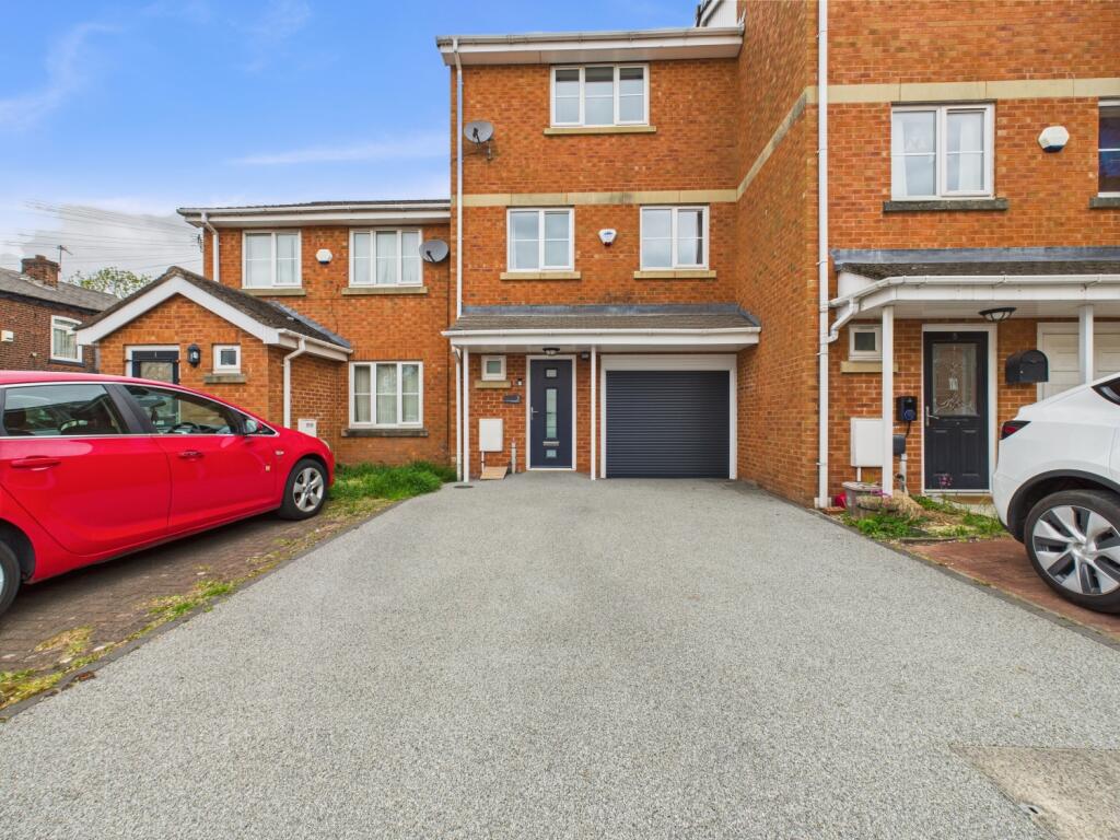 Main image of property: PARK SQUARE, ASHTON-UNDER-LYNE, OL6