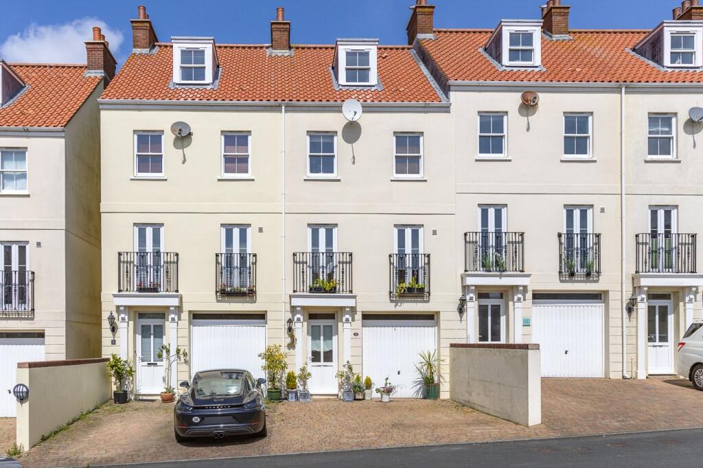 Main image of property: 10 Domaine de Beauport, Hauteville, St Peter Port, GY1