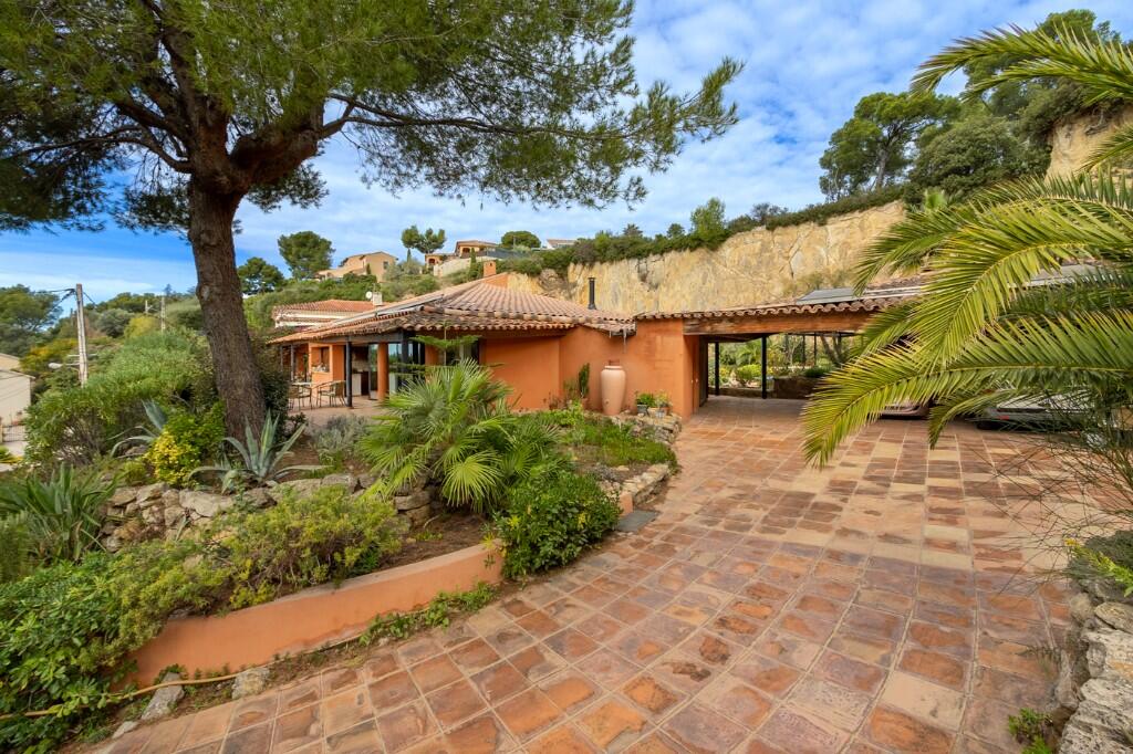 Main image of property: Ollioules, Var, Provence-Alps-Cote d`Azur