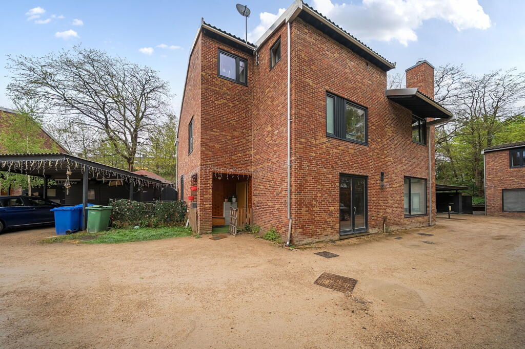 Main image of property: Sheeling Close, Aldershot, GU12 4BU