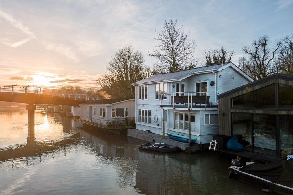 Main image of property: Taggs Island, Hampton, TW12