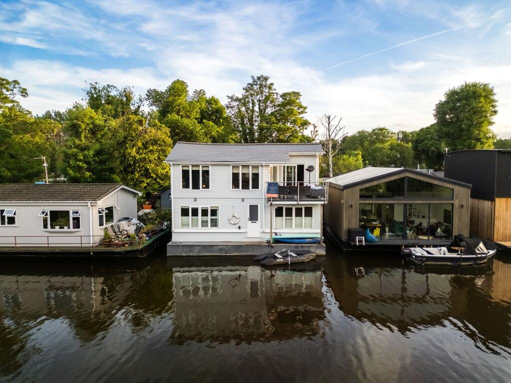 Main image of property: Taggs Island, Hampton, TW12