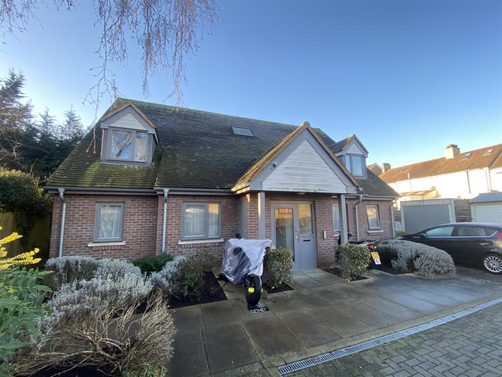 Main image of property: Large Studio - Woodside Avenue