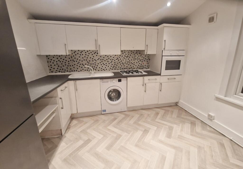 Main image of property: 79b Thorold Road, Ilford, Essex, IG1 4EU, UK