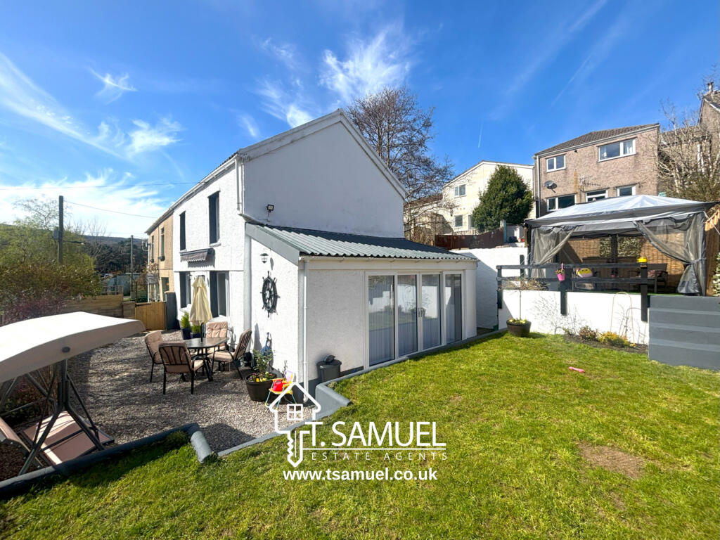 Main image of property: Fforchneol Row, Aberdare