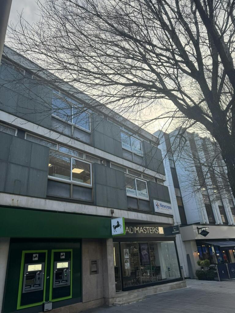 Main image of property: 28 Commercial Way, Woking, GU21 6EN
