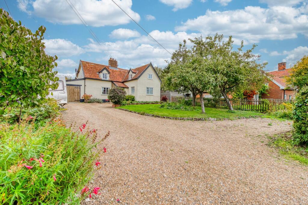 5 bedroom detached house