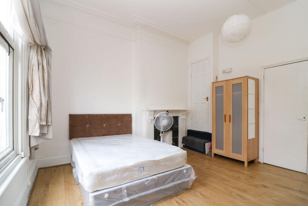 Main image of property: Bedford hill, SW12 9EX