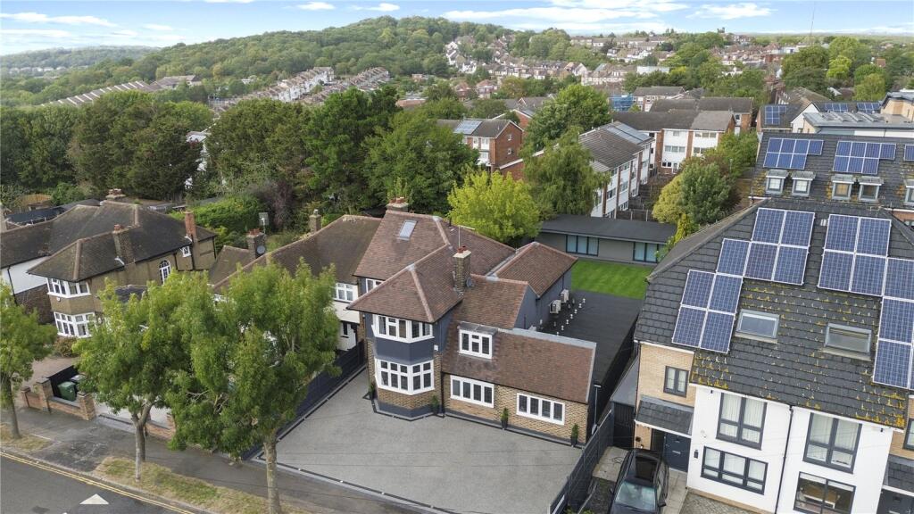 Main image of property: College Gardens, Chingford, London, E4