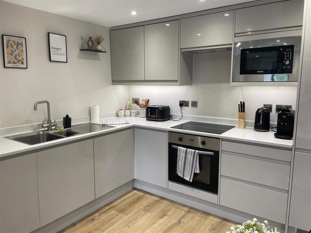 Main image of property: Farningham Rd CR3