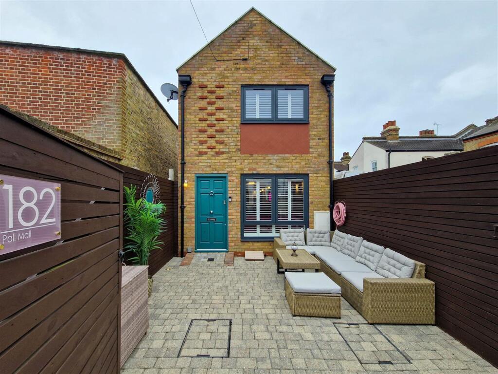 Main image of property: Pall Mall, Leigh-On-Sea