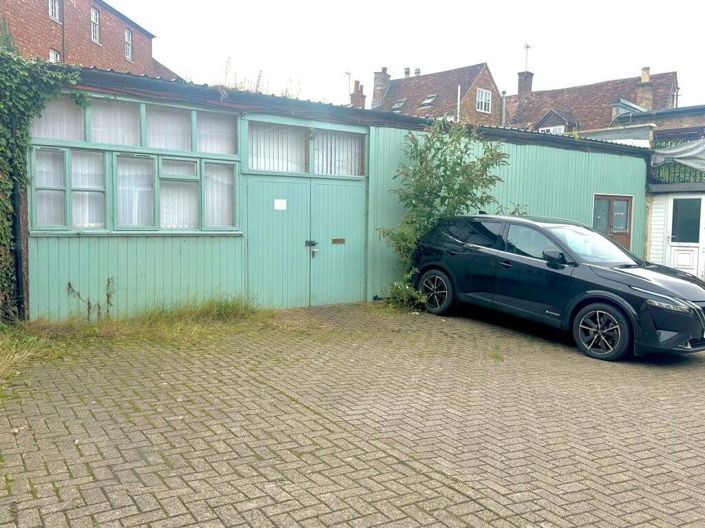 Main image of property: R/O 3 High Street, Daisy's Yard, Ousebank Street, Newport Pagnell, Buckinghamshire, MK16