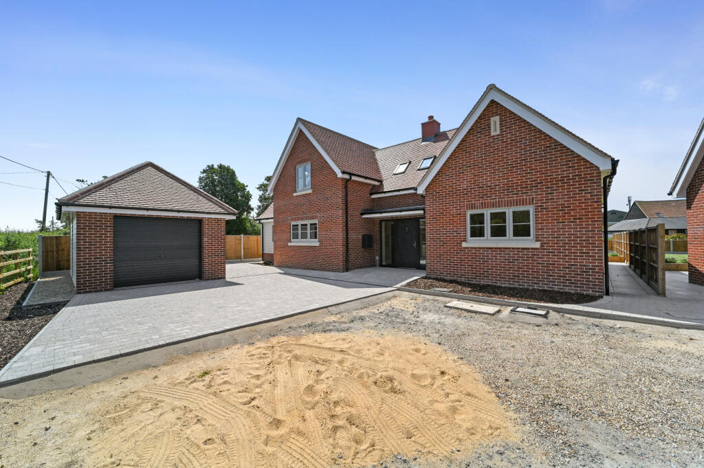 Main image of property: Frinton Road, Clacton-on-Sea, Essex, CO16