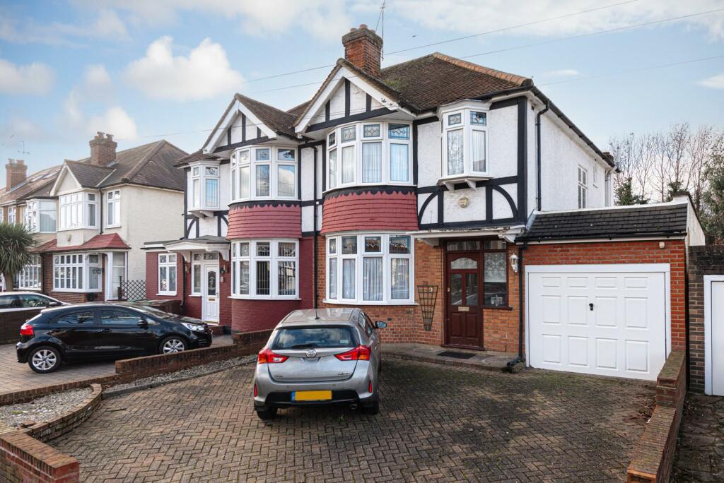 3 bedroom semidetached house for sale in Stoneleigh Avenue, Worcester
