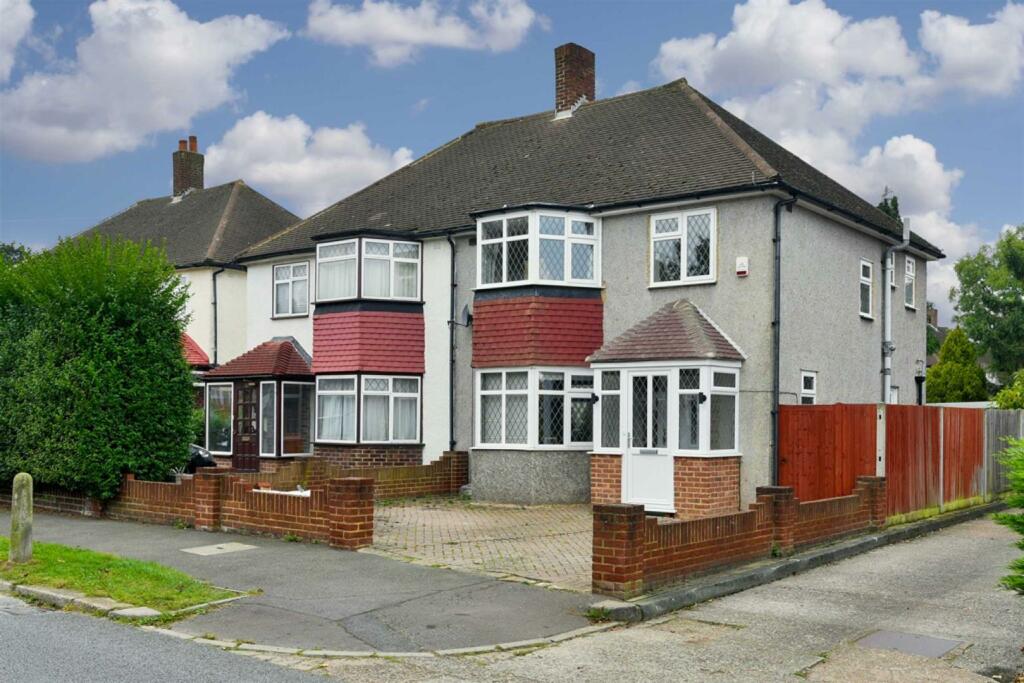 3 bedroom semidetached house for sale in Stoneleigh Park Road