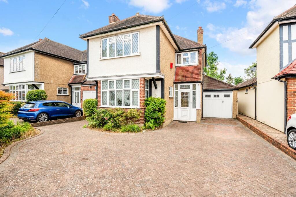 3 bedroom detached house for sale in Bradstock Road, Stoneleigh, KT17