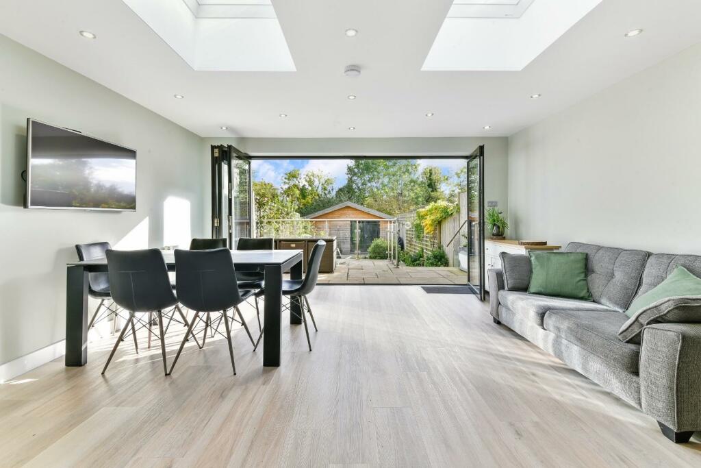 3 bedroom end of terrace house for sale in Ardrossan Gardens, Worcester