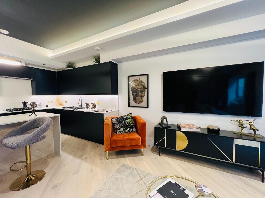 Main image of property: 1238 High Road, London, N20