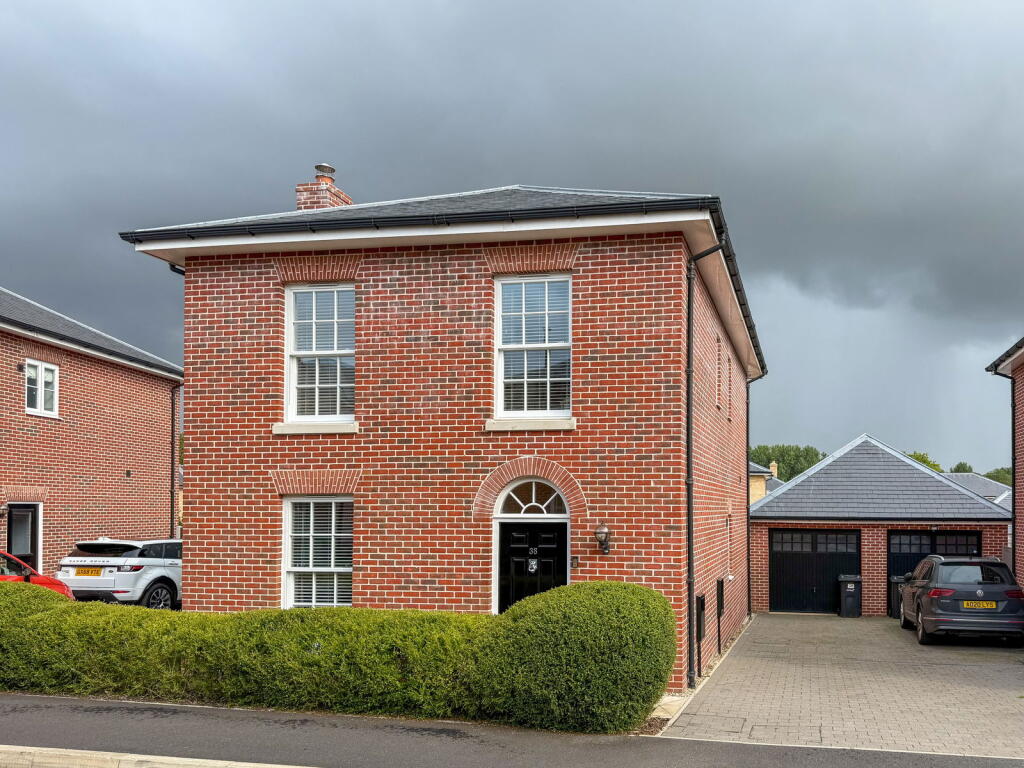 Main image of property: Oak Avenue, Loddon, Norwich, NR14 6FU