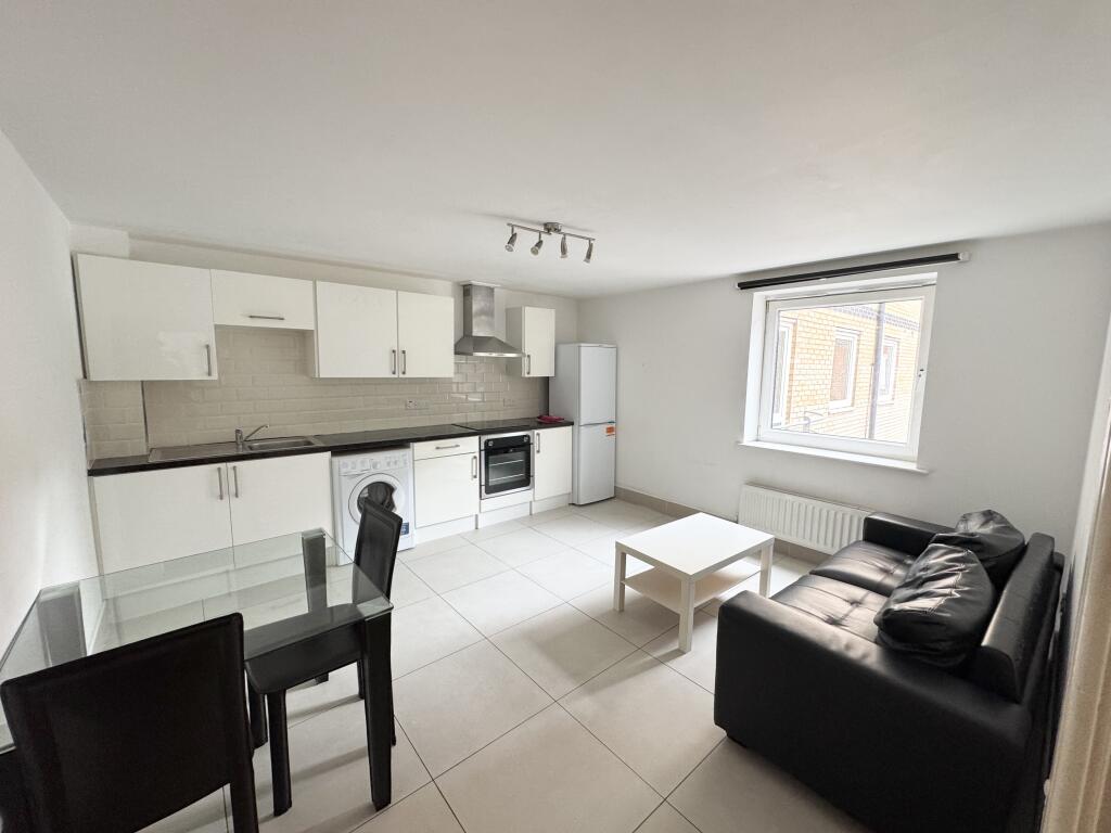 Main image of property: Flat 8, 205 Clarendon Road, Leeds, LS2 9DU