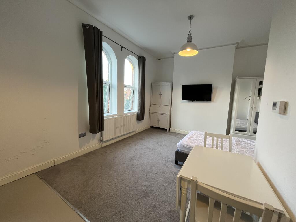 Main image of property: Flat 4, 53 Clarendon Road, LS2 9NZ