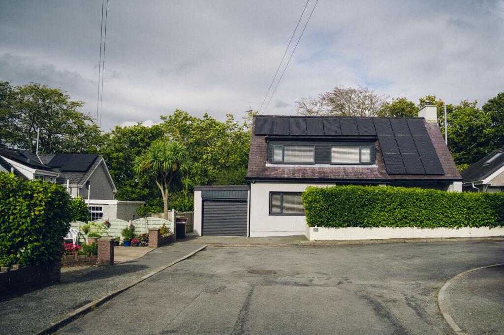 Main image of property: Drws y Coed, Caeathro