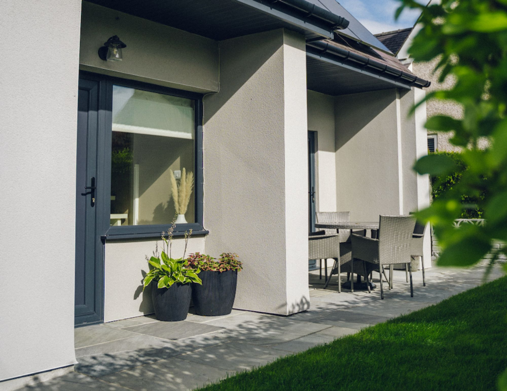 Main image of property: Drws y Coed, Caeathro