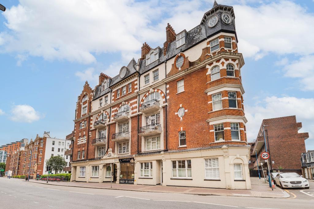 Main image of property: Lower Richmond Road, Chichester, West Sussex, SW15 1EP