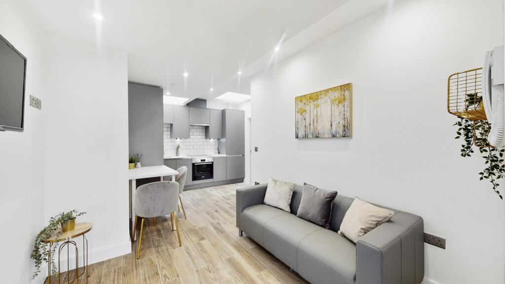 Main image of property: Flat 3 Dawlish Drive, Pinner HA5