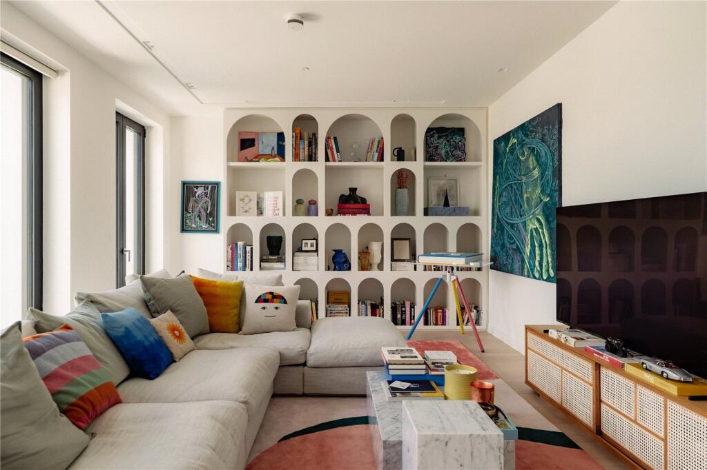 Main image of property: Lincoln Square, Lincoln Inn Square, London, WC2A