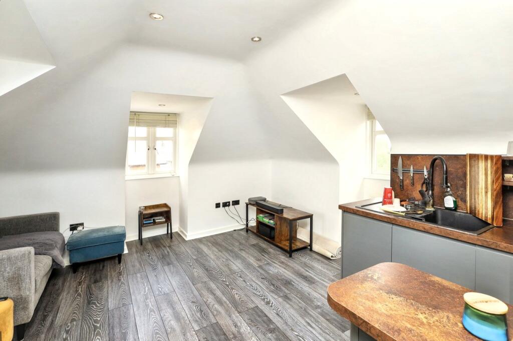 Main image of property: Oakleigh Road North, London, N20