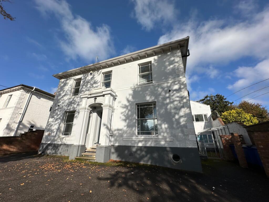Main image of property: 14 Warwick New Road, CV32 5JG