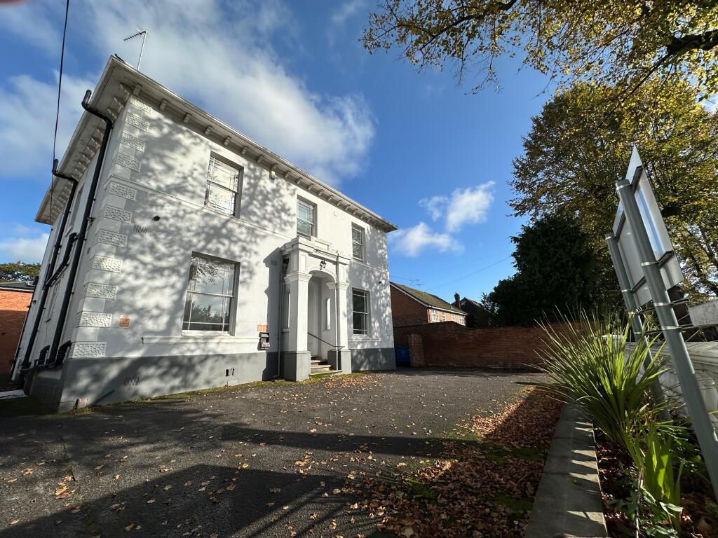 Main image of property: Warwick New Road, CV32 5JG