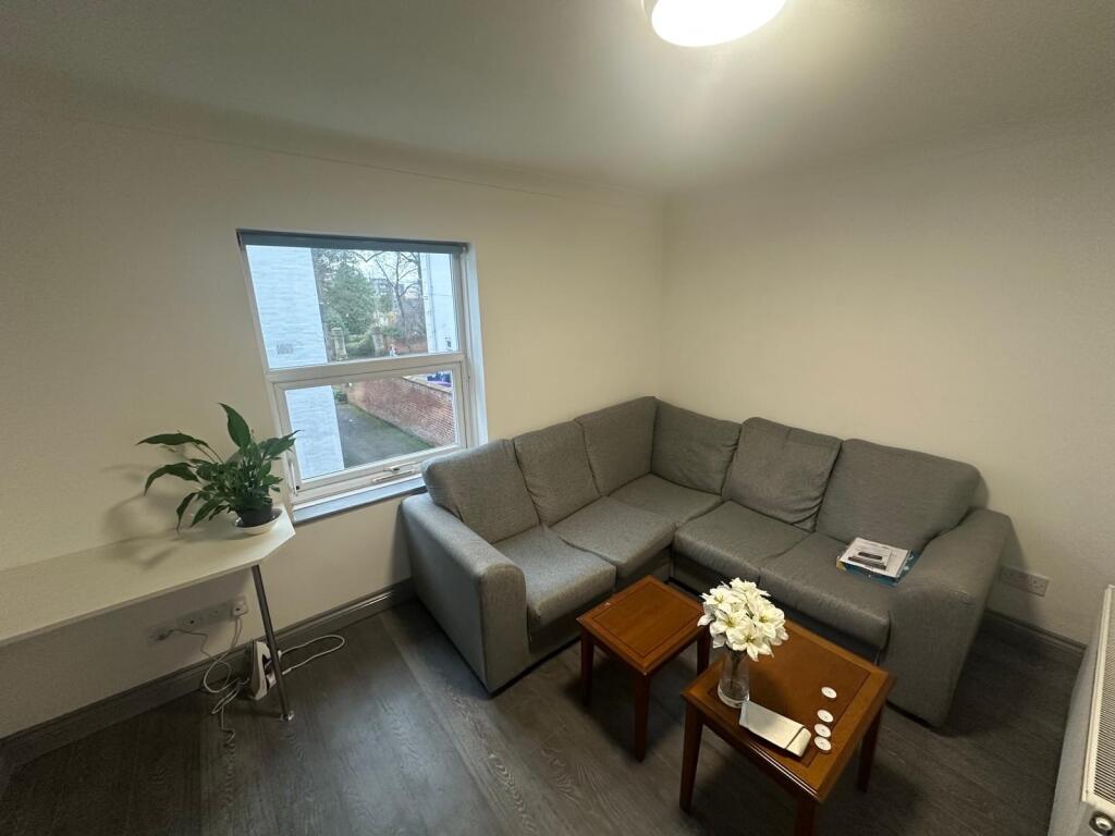 Main image of property: 14 Warwick New Road, CV32 5JG Rooms( 14-16)