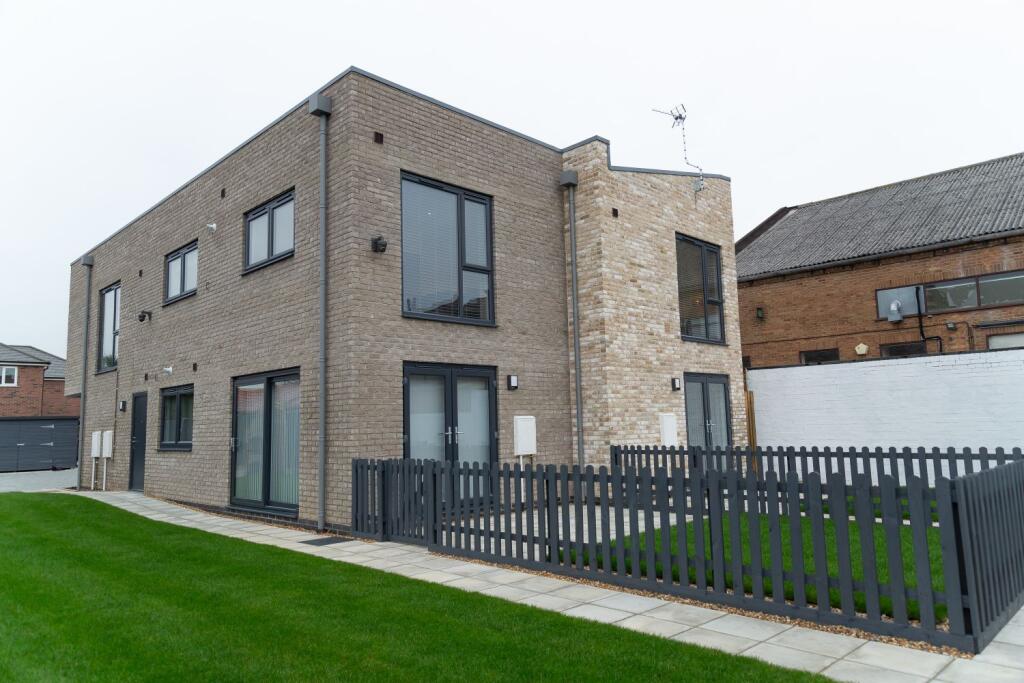 Main image of property: 454 Milton Road, Cambridge, CB4 1ST