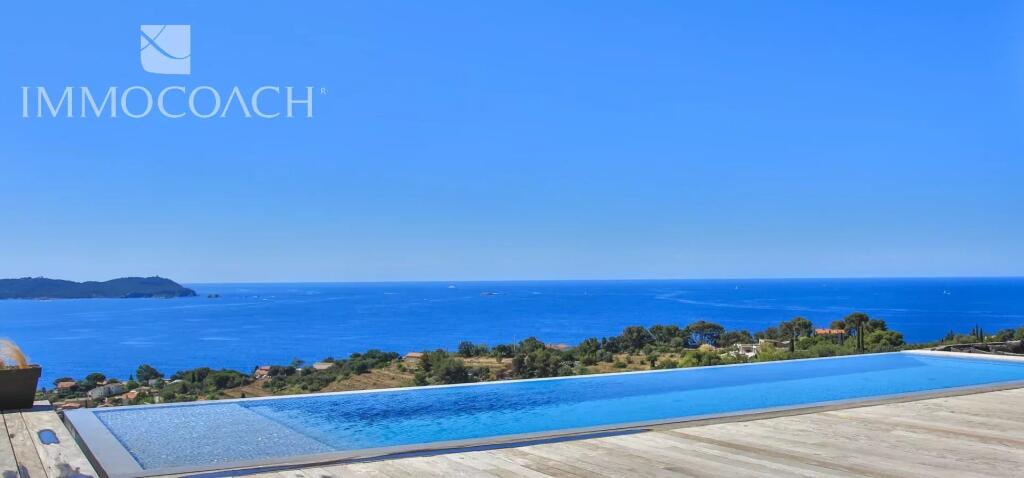Main image of property: Provence-Alps-Cote d`Azur, Var, Carqueiranne