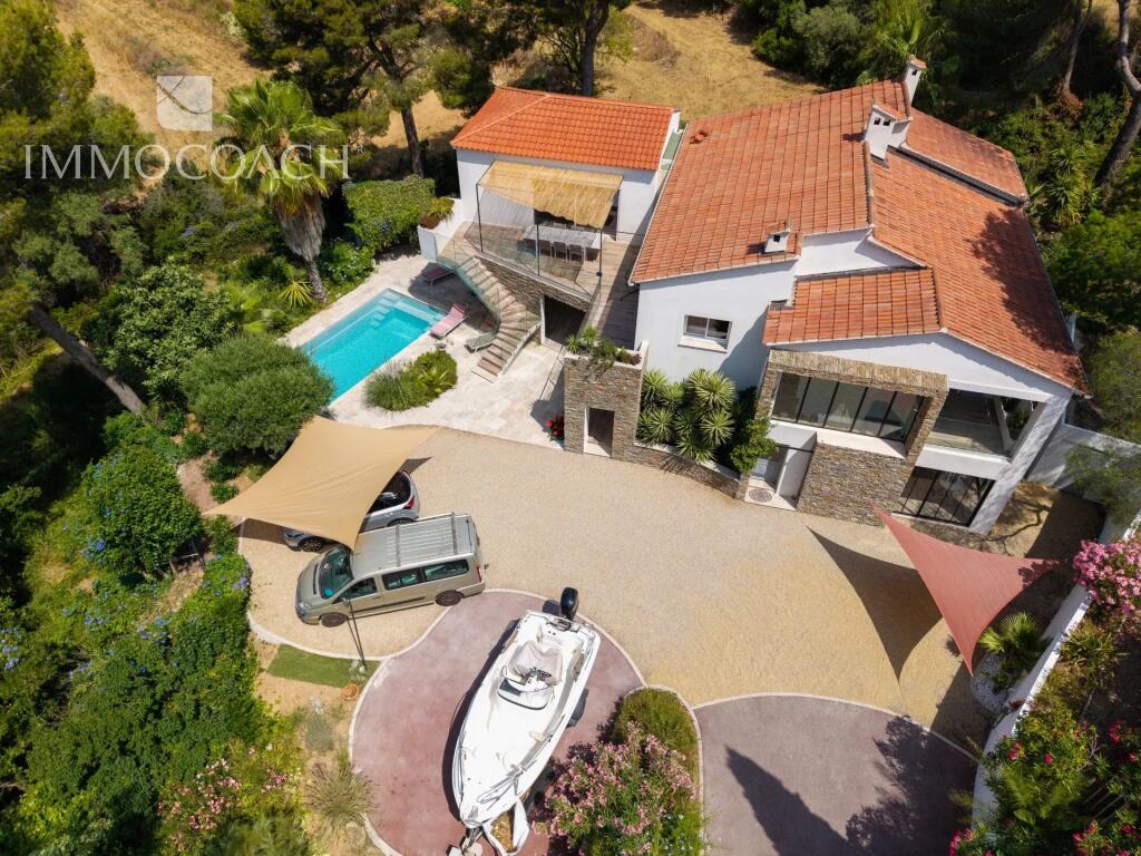Main image of property: Provence-Alps-Cote d`Azur, Var, Carqueiranne