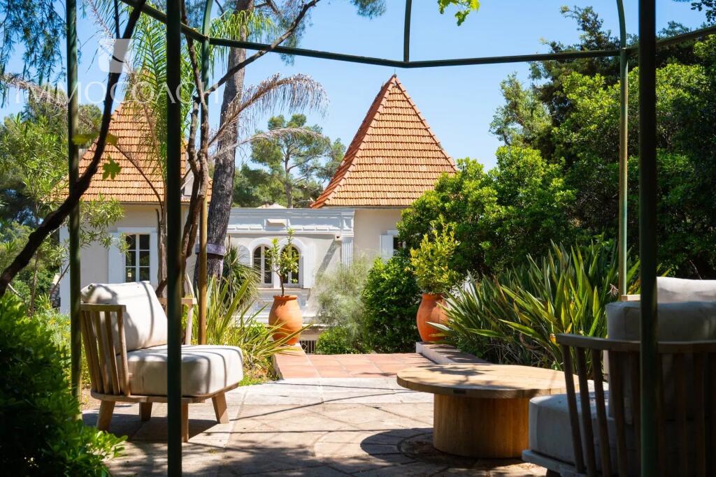 Main image of property: Provence-Alps-Cote d`Azur, Var, Hyères