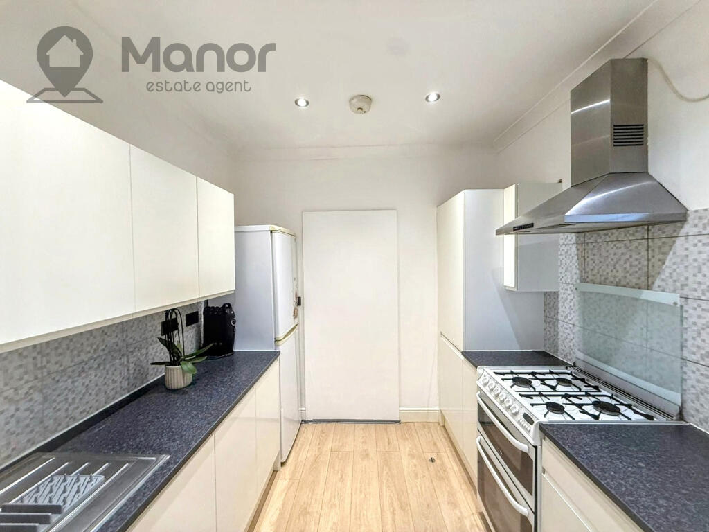 Main image of property: Collinwood Gardens, Ilford, IG5 0AN