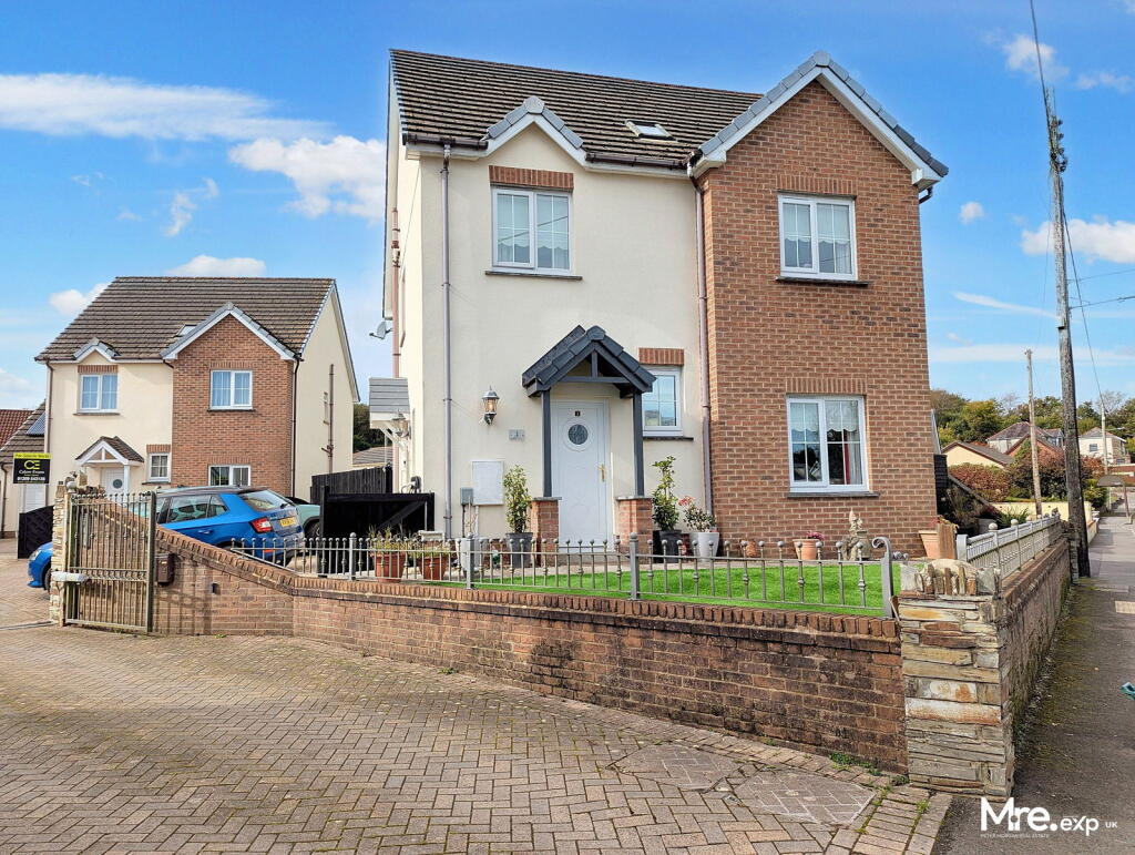 Main image of property: Llys Y Foel, Foelgastell, Llanelli, SA14 7DW