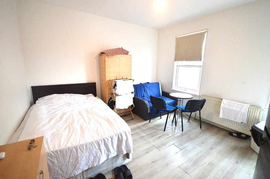 Main image of property: Double En-suite Room Available now La Rose Lane, London, N15