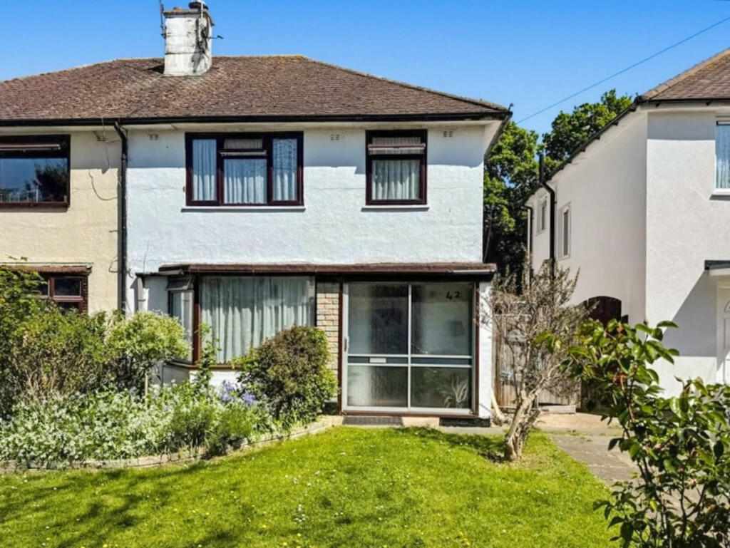 Main image of property: Broomfield Avenue, Leigh-on-sea, SS9 4