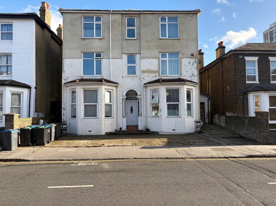 Main image of property: Flat 4 20 Oakfield Road Croydon Surrey CR0 2UA